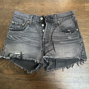 Size 25 black Levi’s shorts
